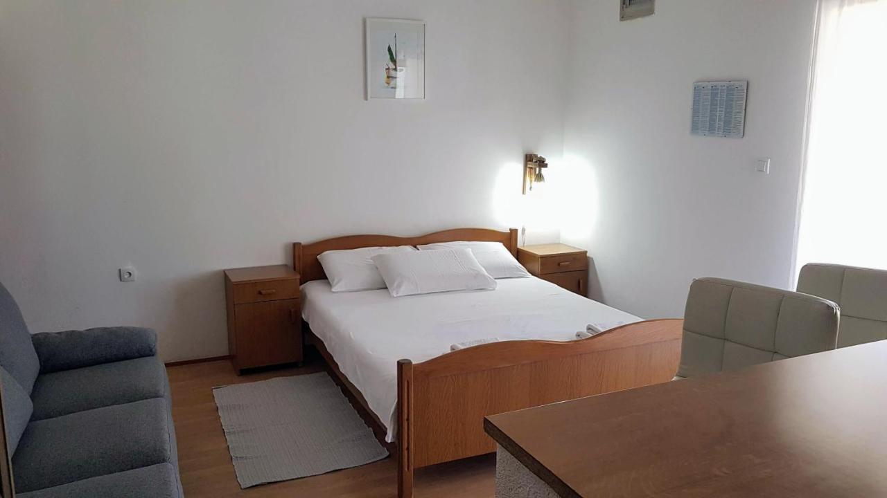 Apartments Branka- 4 Apartments In House- 1 Apartment Has Jacuzzi Vir Exterior foto