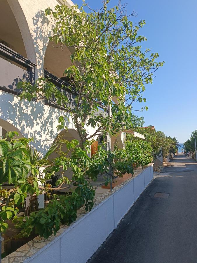 Apartments Branka- 4 Apartments In House- 1 Apartment Has Jacuzzi Vir Exterior foto