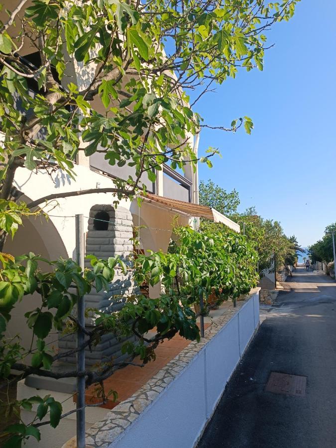 Apartments Branka- 4 Apartments In House- 1 Apartment Has Jacuzzi Vir Exterior foto