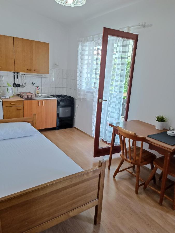 Apartments Branka- 4 Apartments In House- 1 Apartment Has Jacuzzi Vir Exterior foto