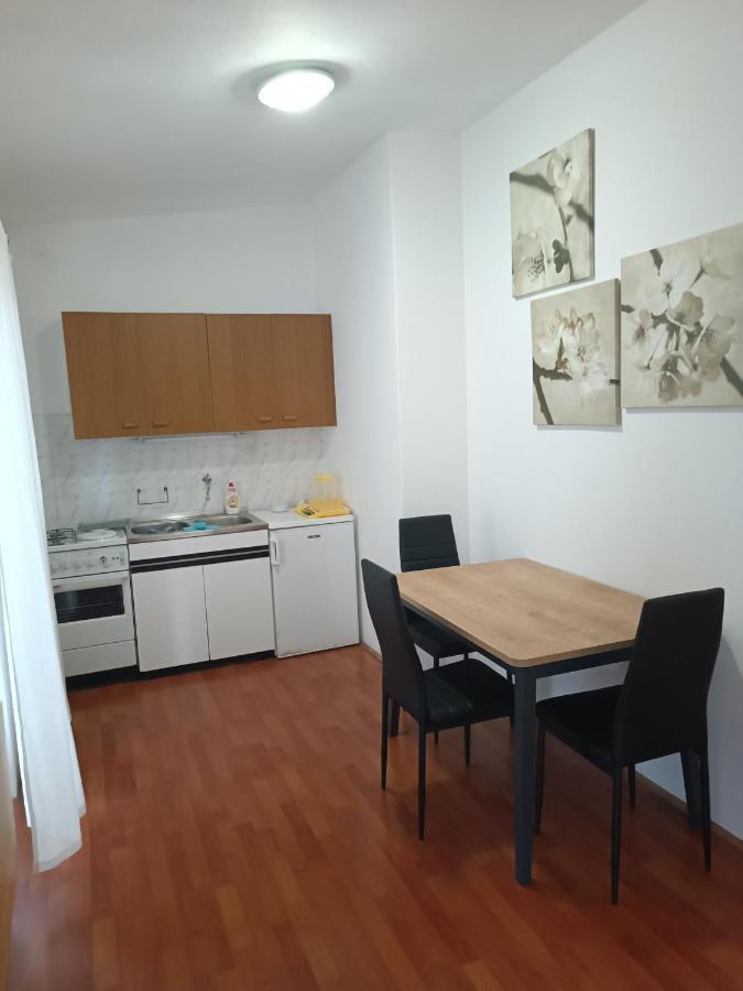 Apartments Branka- 4 Apartments In House- 1 Apartment Has Jacuzzi Vir Exterior foto