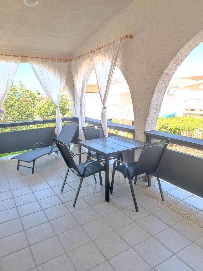 Apartments Branka- 4 Apartments In House- 1 Apartment Has Jacuzzi Vir Exterior foto