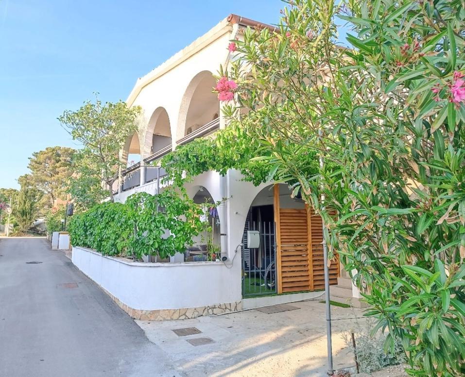 Apartments Branka- 4 Apartments In House- 1 Apartment Has Jacuzzi Vir Exterior foto